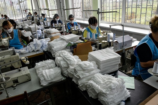 
            Швеи меняют профиль. В Славянском районе начали производство защитных повязок                    