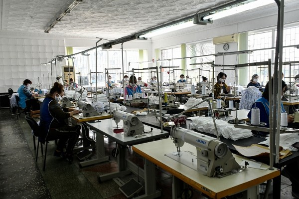 
            Швеи меняют профиль. В Славянском районе начали производство защитных повязок                    