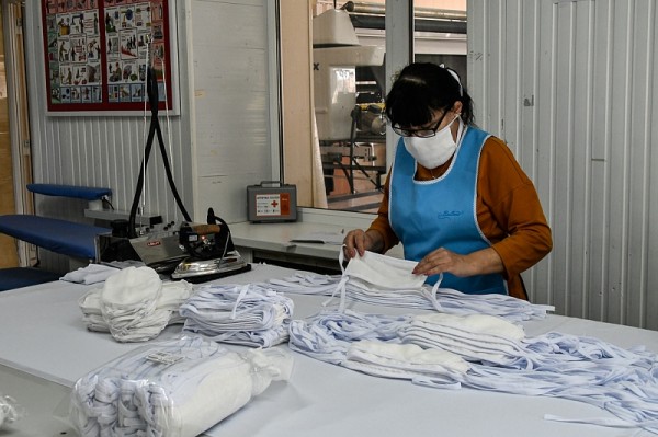 
            Швеи меняют профиль. В Славянском районе начали производство защитных повязок                    