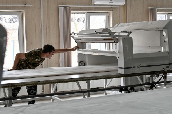 
            Швеи меняют профиль. В Славянском районе начали производство защитных повязок                    