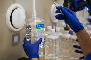 &laquo;Твердое мыло не уберет вирус из линий жизни&raquo;. Репортаж с краснодарского производства антисептиков