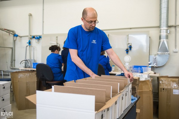 &laquo;Твердое мыло не уберет вирус из линий жизни&raquo;. Репортаж с краснодарского производства антисептиков