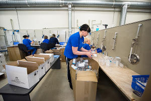 &laquo;Твердое мыло не уберет вирус из линий жизни&raquo;. Репортаж с краснодарского производства антисептиков