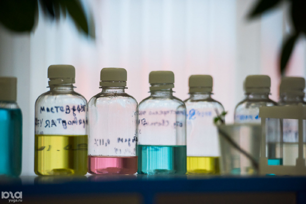 &laquo;Твердое мыло не уберет вирус из линий жизни&raquo;. Репортаж с краснодарского производства антисептиков