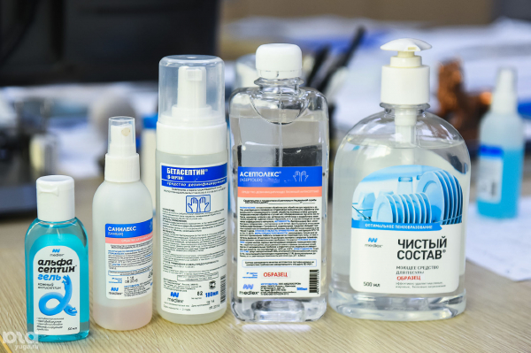 &laquo;Твердое мыло не уберет вирус из линий жизни&raquo;. Репортаж с краснодарского производства антисептиков