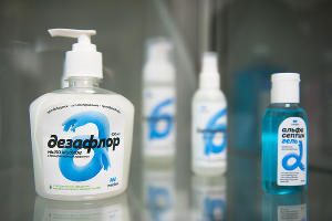 &laquo;Твердое мыло не уберет вирус из линий жизни&raquo;. Репортаж с краснодарского производства антисептиков