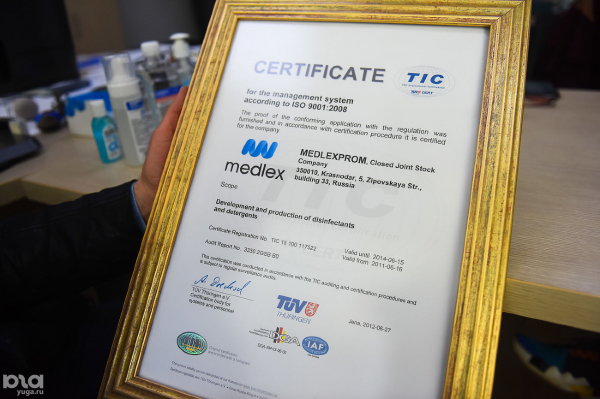 &laquo;Твердое мыло не уберет вирус из линий жизни&raquo;. Репортаж с краснодарского производства антисептиков