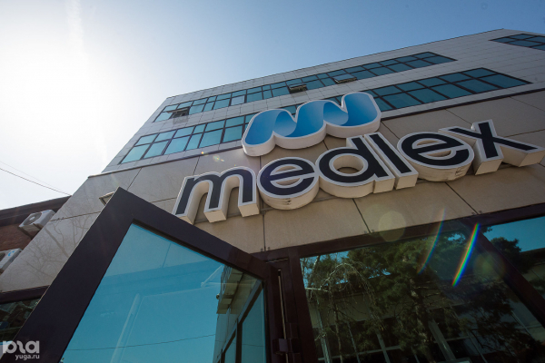 &laquo;Твердое мыло не уберет вирус из линий жизни&raquo;. Репортаж с краснодарского производства антисептиков