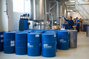 &laquo;Твердое мыло не уберет вирус из линий жизни&raquo;. Репортаж с краснодарского производства антисептиков