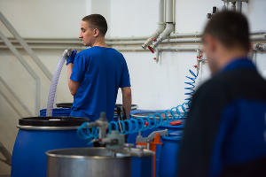 &laquo;Твердое мыло не уберет вирус из линий жизни&raquo;. Репортаж с краснодарского производства антисептиков