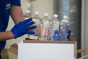 &laquo;Твердое мыло не уберет вирус из линий жизни&raquo;. Репортаж с краснодарского производства антисептиков