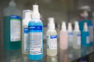 &laquo;Твердое мыло не уберет вирус из линий жизни&raquo;. Репортаж с краснодарского производства антисептиков