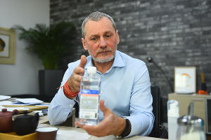 &laquo;Твердое мыло не уберет вирус из линий жизни&raquo;. Репортаж с краснодарского производства антисептиков