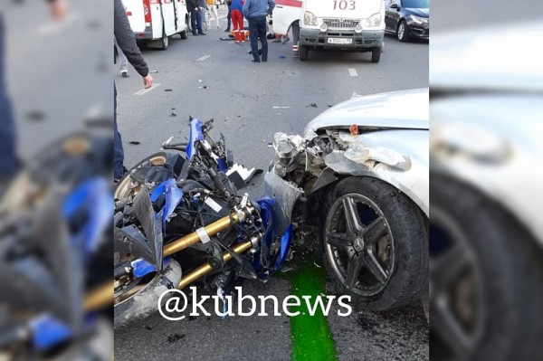 В Краснодаре водитель на «Мерседесе» сбил мотоциклиста
В Краснодаре водитель на «Мерседесе» сбил мотоциклиста