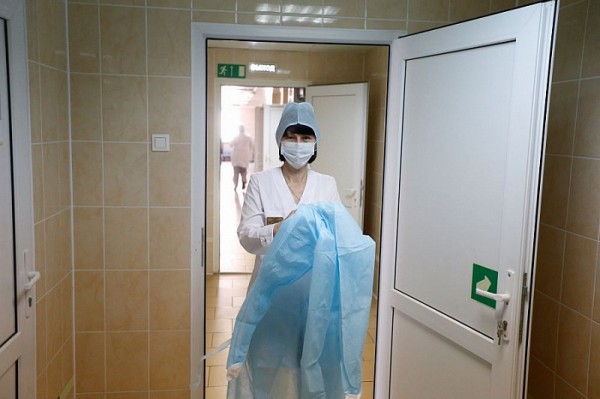 В Краснодарском крае объем производства одноразовой одежды для медперсонала увеличат до 5 тысяч комплектов в сутки
В Краснодарском крае объем производства одноразовой одежды для медперсонала увеличат до 5 тысяч комплектов в сутки