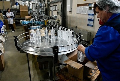 В Краснодарском крае объем производства одноразовой одежды для медперсонала увеличат до 5 тысяч комплектов в сутки
В Краснодарском крае объем производства одноразовой одежды для медперсонала увеличат до 5 тысяч комплектов в сутки