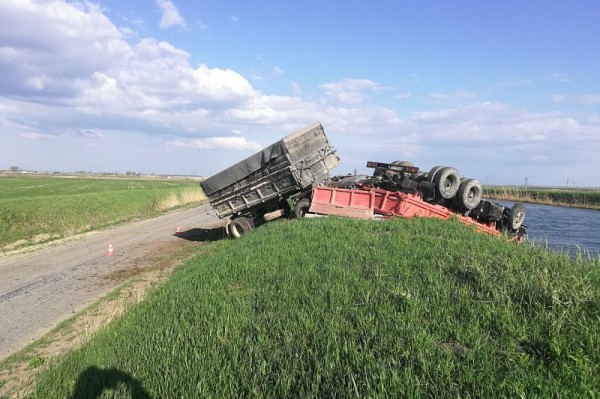 
            В Краснодарском крае спасатели достали водителя из опрокинувшегося в канал КамАЗа                    