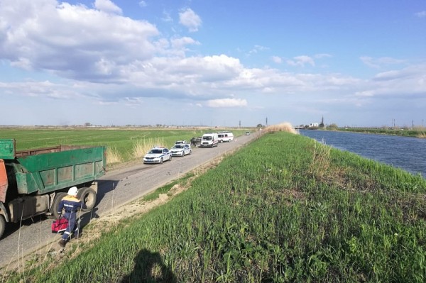 
            В Краснодарском крае спасатели достали водителя из опрокинувшегося в канал КамАЗа                    
