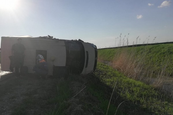 
            В Краснодарском крае спасатели достали водителя из опрокинувшегося в канал КамАЗа                    