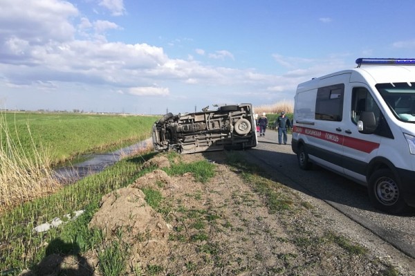 
            В Краснодарском крае спасатели достали водителя из опрокинувшегося в канал КамАЗа                    