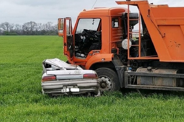 
            В Краснодарском крае в ДТП с КамАЗом погиб водитель иномарки                    