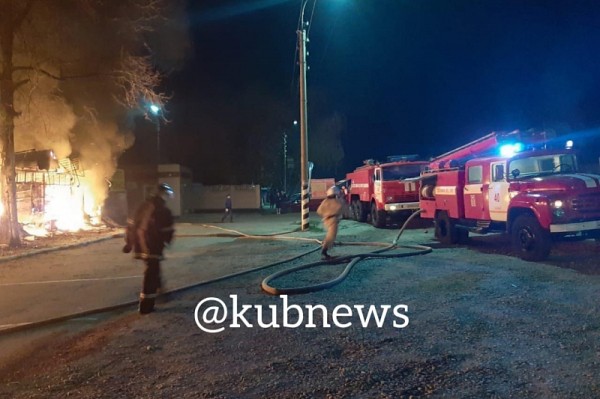 
            В Краснодарском крае загорелись торговые павильоны на площади 200 кв. метров                    