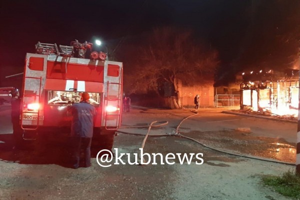 
            В Краснодарском крае загорелись торговые павильоны на площади 200 кв. метров                    