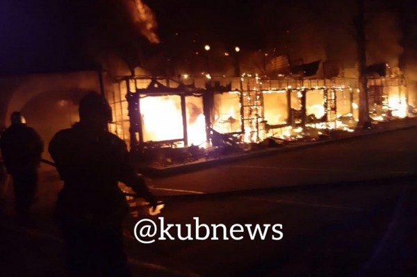 
            В Краснодарском крае загорелись торговые павильоны на площади 200 кв. метров                    