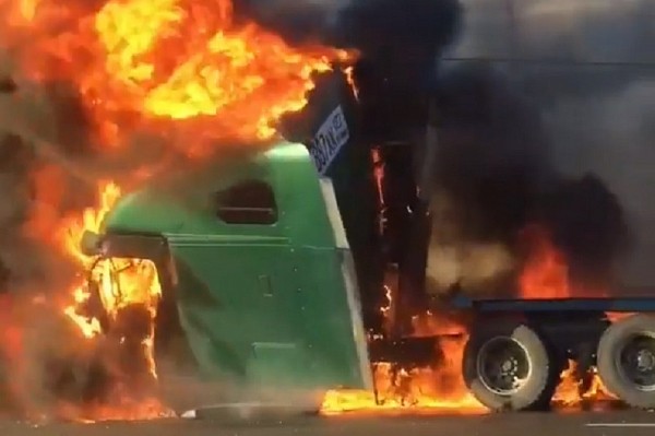 В Новороссийске после ДТП загорелся грузовик
В Новороссийске после ДТП загорелся грузовик