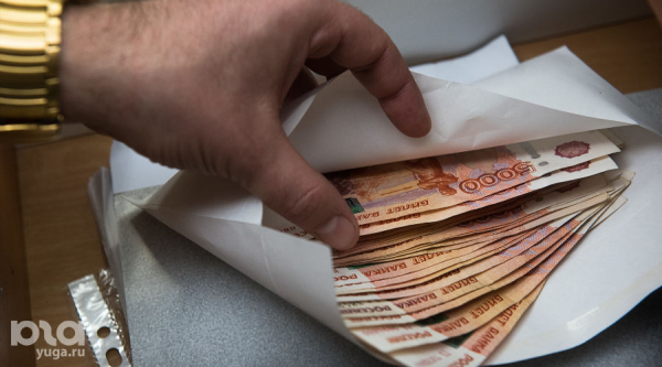 В Сочи двое полицейских попались на взятке в 2 млн рублей В Сочи двое полицейских попались на взятке в 2 млн рублей