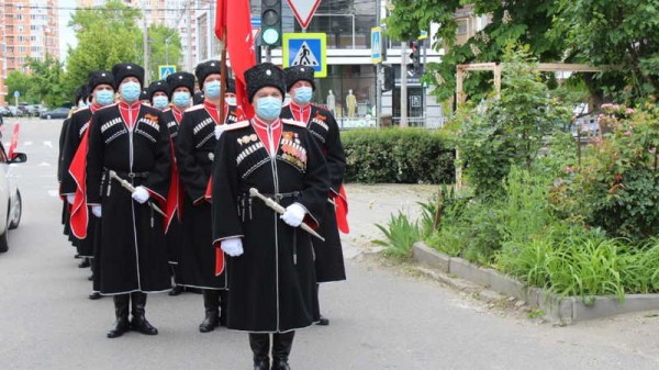 В День Победы ветеранов Краснодара поздравляют у их домов торжественным маршем и военными песнями