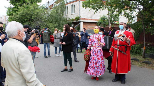 Концертами и парадами во дворах поздравили 186 ветеранов Краснодара