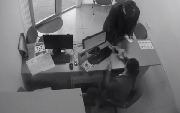 Деньги на стол: в Новороссийске произошло нападение на пункт выдачи кредитов Деньги на стол: в Новороссийске произошло нападение на пункт выдачи кредитов