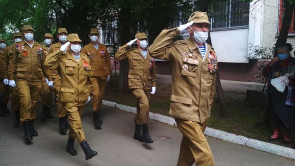 В День Победы ветеранов Краснодара поздравляют у их домов торжественным маршем и военными песнями
