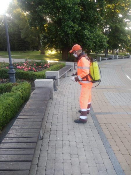 Управляющим организациям Краснодара бесплатно передали ещё 8 тонн дезинфицирующего средства Управляющим организациям Краснодара бесплатно передали ещё 8 тонн дезинфицирующего средства