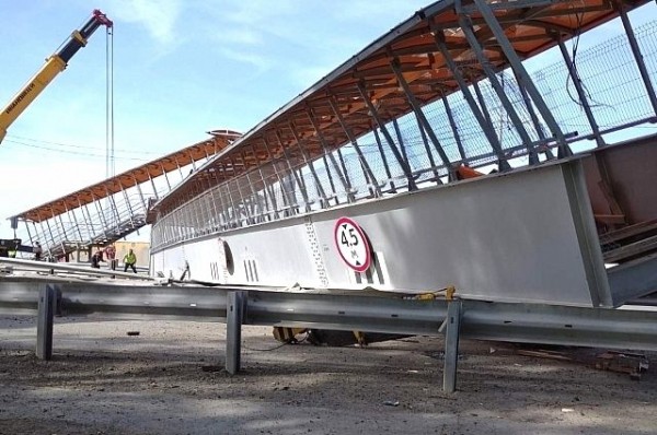 Не выдержал: надземный пешеходный переход рухнул прямо на трассу