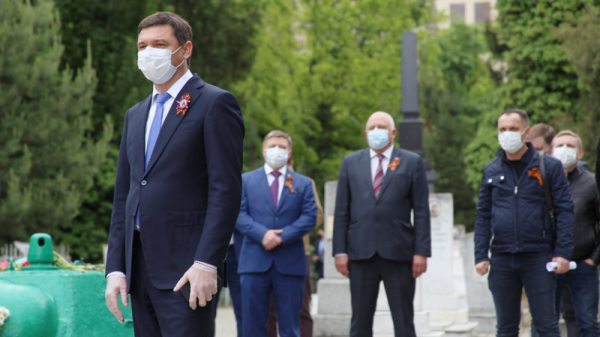 В честь Дня Победы в Краснодаре возложили венки и цветы к мемориалу «Вечный огонь» В честь Дня Победы в Краснодаре возложили венки и цветы к мемориалу «Вечный огонь»