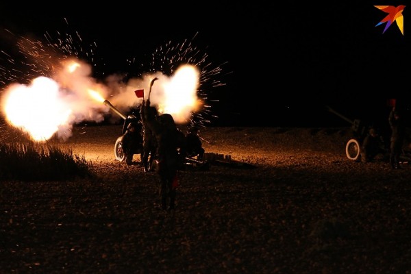 В Новороссийске в День Победы прогремел праздничный салют В Новороссийске в День Победы прогремел праздничный салют