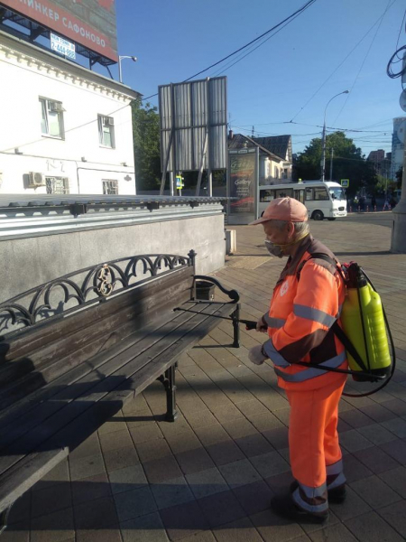 Управляющим организациям Краснодара бесплатно передали ещё 8 тонн дезинфицирующего средства Управляющим организациям Краснодара бесплатно передали ещё 8 тонн дезинфицирующего средства