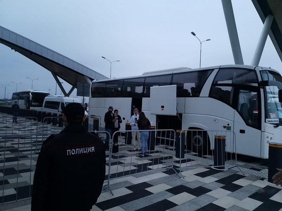 Эвакуированных из Таиланда кубанцев привезли в Краснодар в сопровождении полиции. ФОТО