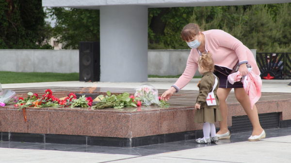В честь Дня Победы в Краснодаре возложили венки и цветы к мемориалу «Вечный огонь» В честь Дня Победы в Краснодаре возложили венки и цветы к мемориалу «Вечный огонь»