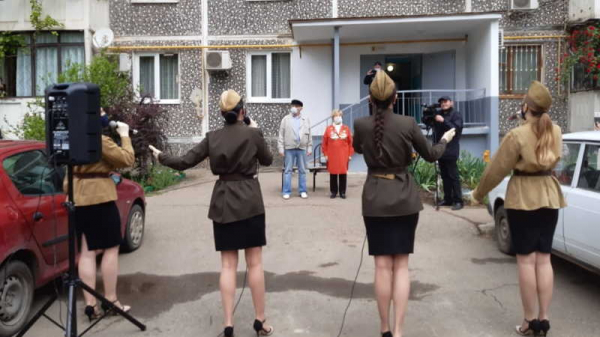 Концертами и парадами во дворах поздравили 186 ветеранов Краснодара