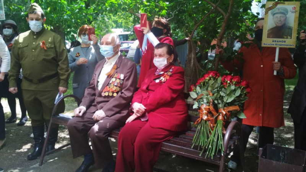 В День Победы ветеранов Краснодара поздравляют у их домов торжественным маршем и военными песнями