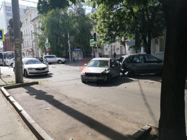В центре Краснодара произошла авария с участием пяти автомобилей