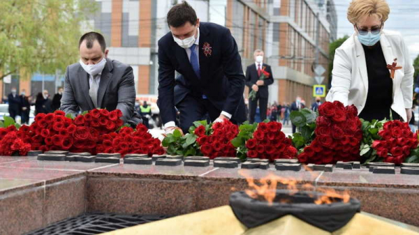 В честь Дня Победы в Краснодаре возложили венки и цветы к мемориалу «Вечный огонь» В честь Дня Победы в Краснодаре возложили венки и цветы к мемориалу «Вечный огонь»