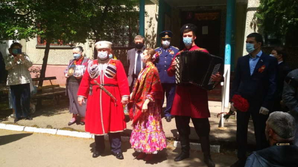 Концертами и парадами во дворах поздравили 186 ветеранов Краснодара