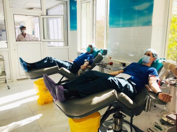 Пожарные Новороссийска сдали кровь для лечения пострадавших от коронавируса Пожарные Новороссийска сдали кровь для лечения пострадавших от коронавируса