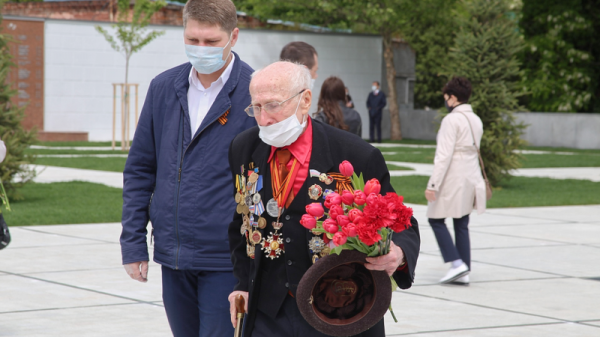 В честь Дня Победы в Краснодаре возложили венки и цветы к мемориалу «Вечный огонь» В честь Дня Победы в Краснодаре возложили венки и цветы к мемориалу «Вечный огонь»