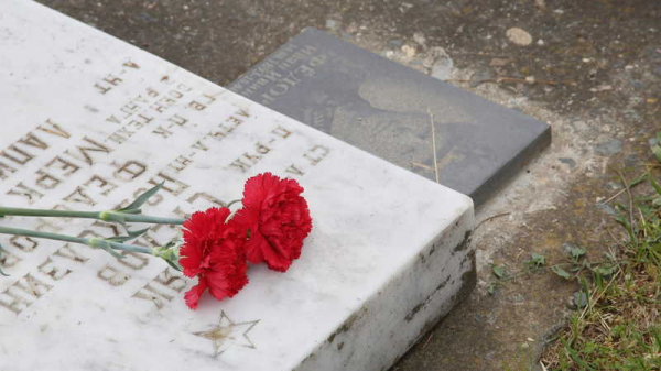 В честь Дня Победы в Краснодаре возложили венки и цветы к мемориалу «Вечный огонь» В честь Дня Победы в Краснодаре возложили венки и цветы к мемориалу «Вечный огонь»