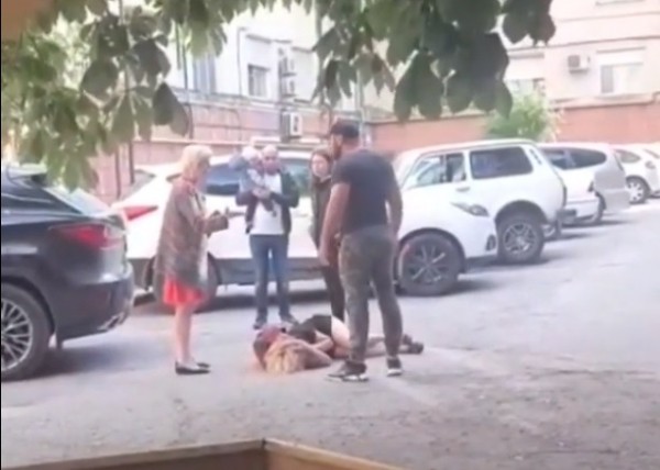 Бьет – значит любит?: в Новороссийске мужчина избил женщину на глазах у прохожих (ВИДЕО 18+)